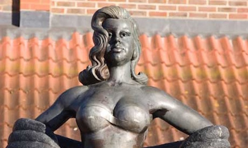 Diana Dors statue